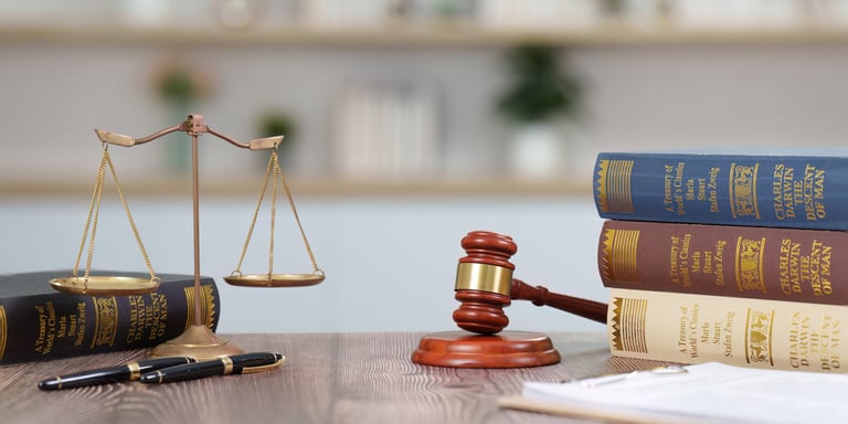 Libros de derecho y balanza de la justicia